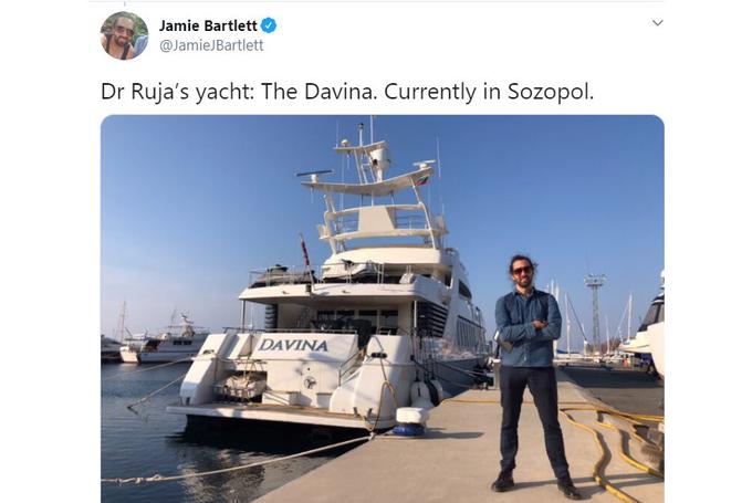 Novinar Jamie Bartlett je v lovu na Rujo Ignatovo prepotoval celotno Evropo. Na fotografiji je njena jahta Davina, zasidrana v bolgarskem obmorskem mestu Sozopol. | Foto: Matic Tomšič / Posnetek zaslona