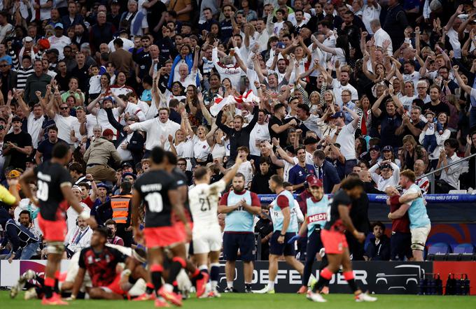 Veselje angleških navijačev po zmagi nad Fidžijem. | Foto: Reuters