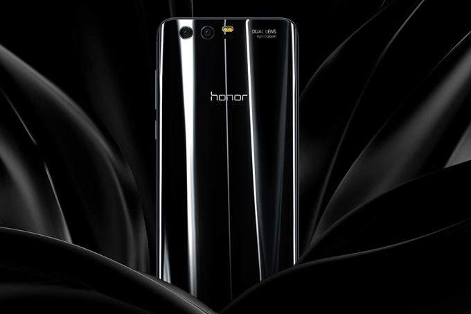 Kupci pametnega telefona Honor 9, ki bo od septembra na voljo pri vseh slovenskih telekomunikacijskih operaterjih, bodo lahko izbirali med tremi barvami - sivo, modro in zlato. Tole je pravzaprav siv model.  | Foto: Huawei Mobile