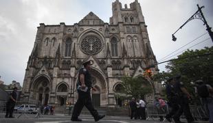Newyorški policisti ubili strelca pred katedralo na Manhattnu