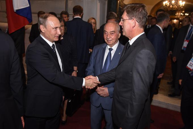 Večerje s Putinom se je udeležil tudi predsednik vlade Miro Cerar. Ni sicer znano, o čem so se voditelji pogovarjali, govorili naj bi tudi o gospodarskem sodelovanju.  | Foto: 
