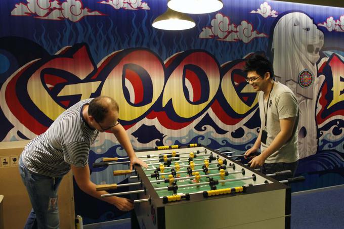 Googlova podružnica v Singapurju, kjer imajo zaposleni poseben prostor za rekreacijo – tu lahko igrajo ročni nogomet, namizni tenis, biljard, igralne avtomate ali pa se samo zleknejo v kavče in nabirajo energijo na za nadaljevanje dela. | Foto: Reuters