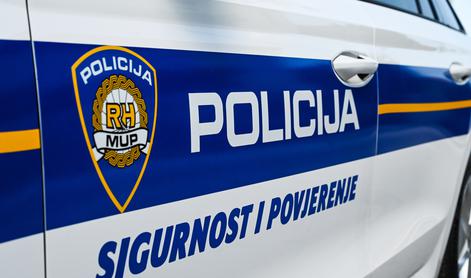 Dva policista naj bi na Hrvaškem v avtomobilu posilila 33-letnico