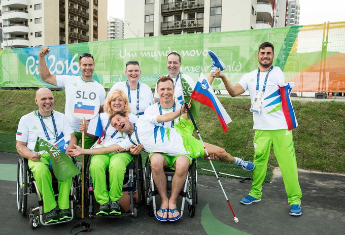 Odlično razpoložena slovenska paraolimpijska osmerica v Riu. Darko Đurić stoji skrajno desno. | Foto: Vid Ponikvar