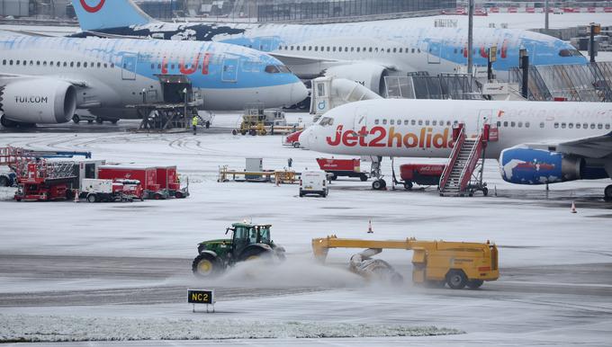 Že v soboto so tudi na letališču v Manchestru zaradi močnega sneženja zaprli obe vzletno-pristajalni stezi, kar je ravno tako vplivalo na več deset letov. | Foto: Reuters