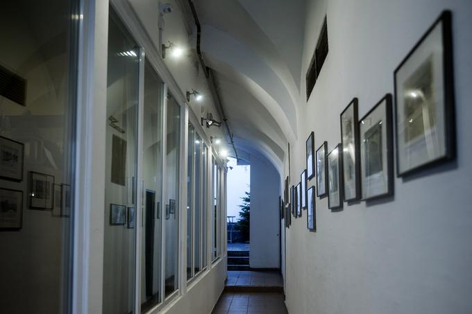 Na hodniku, ki pelje do notranjosti Gostilne Pri kolovratu, visijo reprodukcije starih razglednic Ljubljane iz zasebne zbirke Zmaga Tančiča. | Foto: Ana Kovač