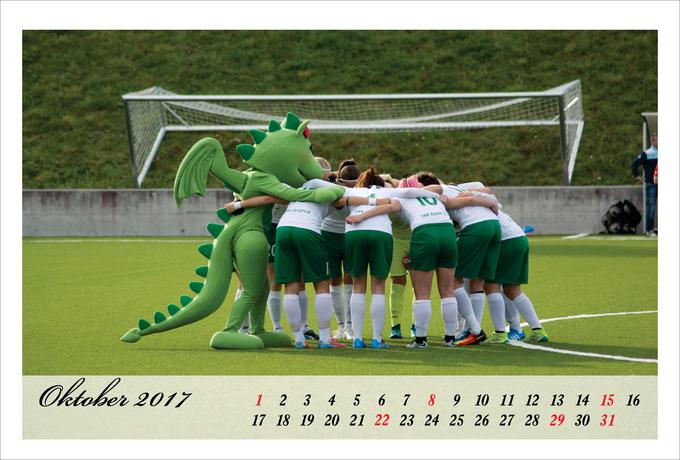 Nogometašice Olimpije se s koledarji donatorjem zahvaljujejo za zaupanje. | Foto: ŽNK Olimpija