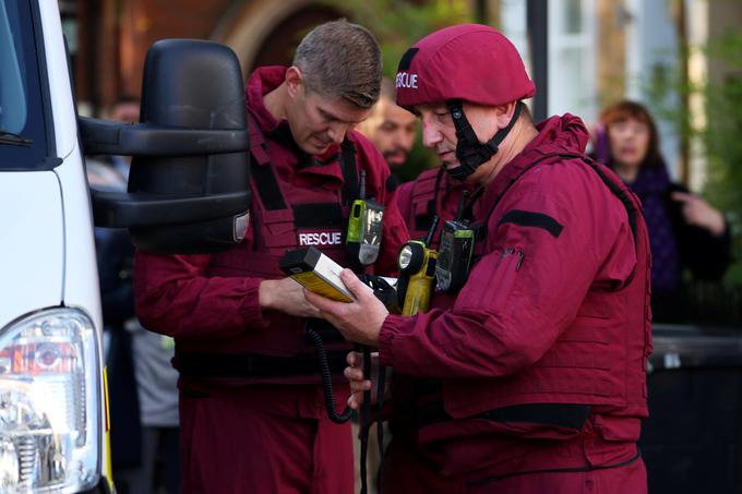 Člani enote za detonacijo eksplozivnih sredstev pri postaji londonske podzemne železnice Parsons Green. | Foto: Reuters