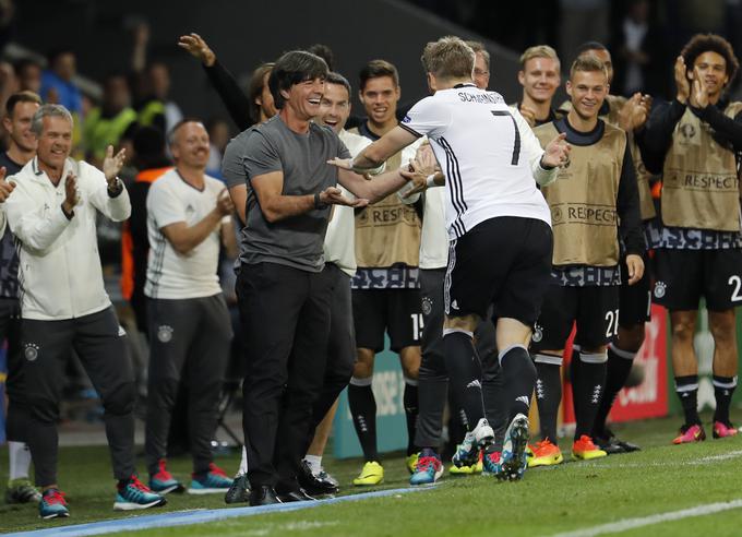 Tako je nemški selektor čestital strelcu drugega zadetka za Nemčijo Bastianu Schweinsteigerju. | Foto: Reuters