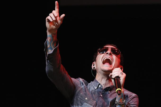 Zadnja odmevnejša pesem, ki jo je s skupino Linkin Park posnel Bennington, Heavy, govori o depresiji in velikih osebnih težavah.  | Foto: Reuters