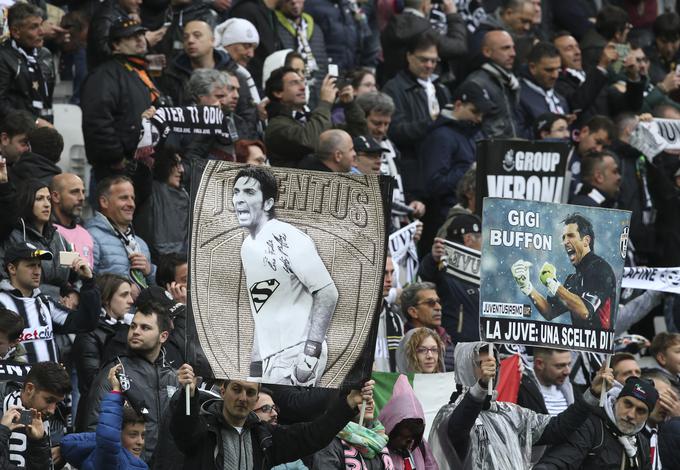 Gigi Buffon je ljubljenec navijačev Juventusa, ki jih je navdušila njegova zvestoba do bele-črne barve, katero je branil tudi v serie B. | Foto: Reuters