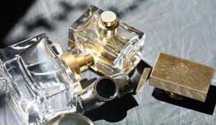 Moškega in žensko priprli zaradi tatvine parfumov
