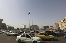 V eksploziji bombe v Kairu ubit policist