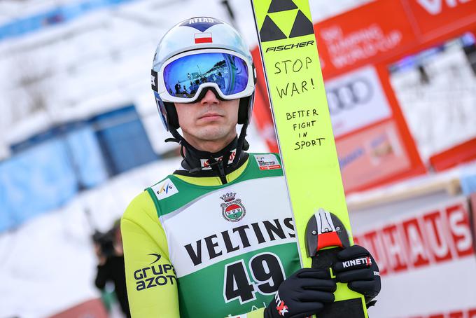 Kamil Stoch je imel na smučeh posebno sporočilo. | Foto: Sportida
