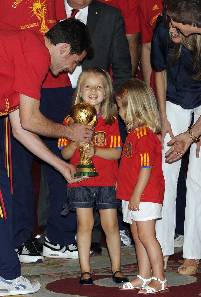 Ne eni izmed še neobjavljenih fotografij je mlada princesa držala tudi pokal svetovnih prvakov v nogometu, ki ga je leta 2010 osvojila španska nogometna reprezentanca. | Foto: Profimedia