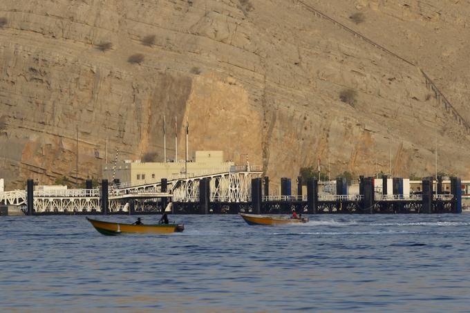 Omanski zaliv je pomembna mednarodna plovna pot, saj ga morajo prečkati ladje, ki želijo v Dubaj, Abu Dabi in Doho, bil pa je tudi že prizorišče bližnjevzhodnih političnih konfliktov. Največja globina Omanskega zaliva je 3.694 metrov.  | Foto: Reuters