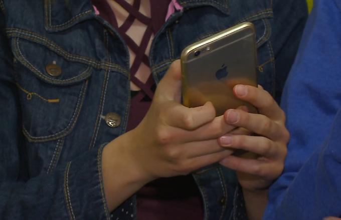 V izogib zasvojenosti in nespametni rabi telefonov je pomembno da dobro premislimo, kdaj otroku ponudimo napravo in kako uporabo nadzorujemo. | Foto: Planet TV