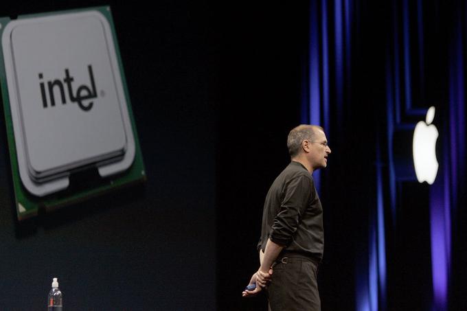 6. junij 2005: Steve Jobs, ustanovitelj in direktor Appla, na tradicionalnem dogodku za programerje WWDC napove, da bo podjetje mikroprocesorje za svoje osebne računalnike v prihodnje kupovalo od Intela. Petnajst let pozneje je Apple na istem dogodku oznanil, da je partnerstva z Intelom konec. | Foto: Getty Images