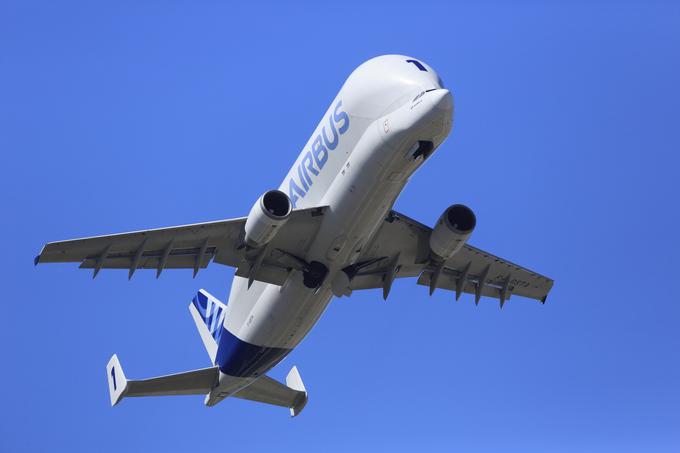 Beluga lahko v zrak dvigne 47 ton tovora. Letalski deli so ponavadi razmeroma lahki, a veliki, to letalo pa je namenjeno prav prevozu velikih kosov. Dolgo je 56 metrov, razpon kril pa doseže 45 metrov.  | Foto: Airbus