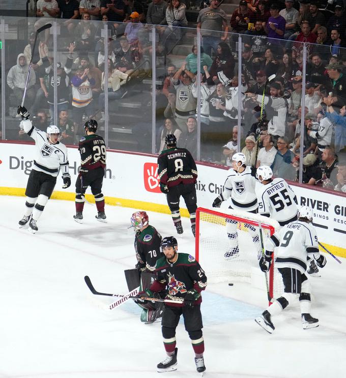 Anže Kopitar je v 47. minuti zadel za 4:4. Od 400. NHL zadetka ga ločijo le še trije goli. | Foto: Reuters