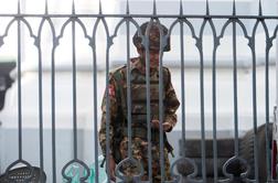 Vojska v Mjanmaru prevzema popoln nadzor