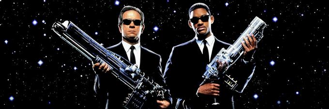 Akcijska komična trilogija spremlja posebna agenta tajne službe mož v črnem (Tommy Lee Jones, Will Smith), ki na Zemlji spremljata dejavnosti vesoljcev. • Možje v črnem (1997) in Možje v črnem 2 (2002): v ponedeljek, 9. 7., ob 11.40/13.15 na HBO.* (Oba filma sta na voljo tudi na HBO OD/GO.) │Film Možje v črnem 3 (2012) je na voljo v videoteki DKino. | Foto: 