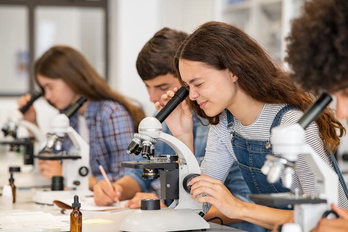 laboratorij, mikroskop, študent, študij | Foto: Shutterstock