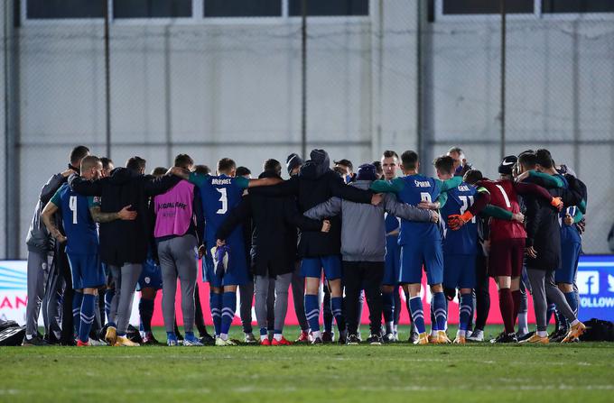 Veselje slovenskih nogometašev po remiju v Grčiji in potrditvi prvega mesta v skupini lige narodov, v kateri niso doživeli poraza. | Foto: Sportida
