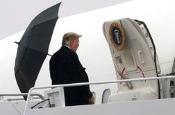 Donald Trump in njegov dežnik: "Poglejte tega psihopata"