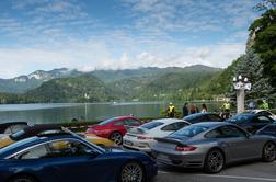200 porschejev obarvalo Bled pred očmi bratov Porsche #video