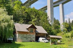 Sodišče: Družina izpod viadukta Peračica upravičena do odškodnine #video