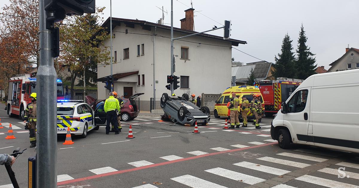 Avtomobil po trčenju sredi Ljubljane obrnilo na streho foto siol net