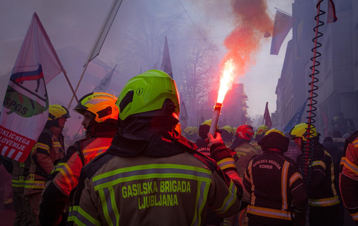 Protestni shod poklicnih gasilcev pred poslopjem vlade. gasilci | Foto Žiga Krančan