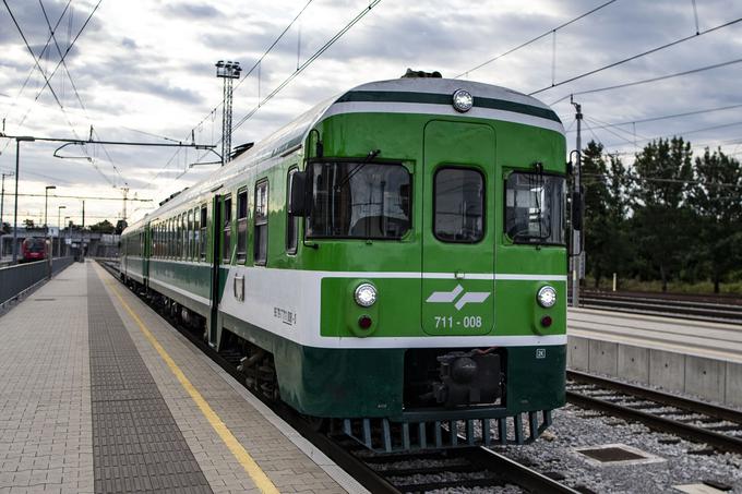 Zeleni vlak, pripravljen na odhod s postaje Divača. To postajo so prenovili, dolžina njenih peronov je pripravljena tudi za sprejem najhitrejših evropskih vlakov, kot je TGV, a teh verjetno v Sloveniji še ne bomo kmalu videli.  | Foto: Ana Kovač