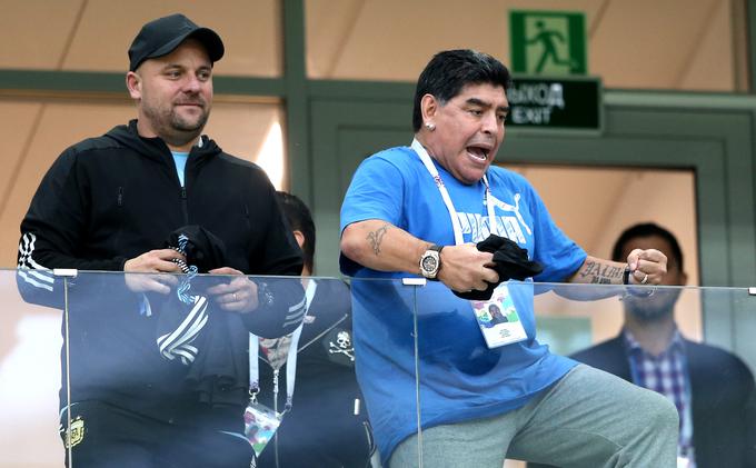 Hrvaška je blestela v skupinskem delu. Argentino je nadigrala s 3:0, premagala tudi Nigerijo in Islandijo ter osvojila maksimalnih devet točk. Gavči so se mučili, na začetku stežka remizirali proti Islandiji, nato pa se po zadetku Lionela Messia v zadnjem krogu le rešili proti Nigeriji. Zmagali so z 2:1 in se uvrstili med najboljših 16. Na tribunah je nastope rojakov fanatično spremljal Diego Armando Maradona in postal svojevrstna senzacija prvenstva. | Foto: Reuters