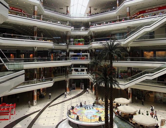 Istanbul Cevahir Mall (Istanbul, Turčija). Na 420 tisoč kvadratnih metrih površine najdemo 343 trgovin, 48 restavracij, 12 kinodvoran in vlakec smrti. | Foto: Thomas Hilmes/Wikimedia Commons