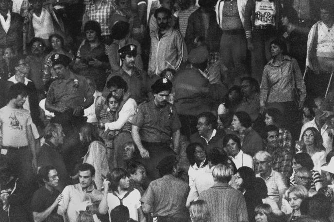 OP ZDA, 1977, streljanje | Le peščica na stadionu jih je vedela, da je bil gledalec ustreljen v nogo. | Foto Guliverimage