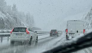 Zimske nevarnosti na cesti, zaradi katerih vozniki kličejo avtovleko