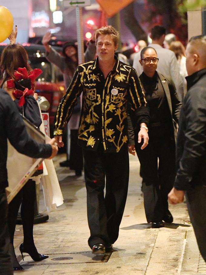Brad Pitt je za praznovanje v Los Angelesu oblekel srajco iz kašmirja v vrednosti šest tisoč dolarjev (5.500 evrov). | Foto: Profimedia