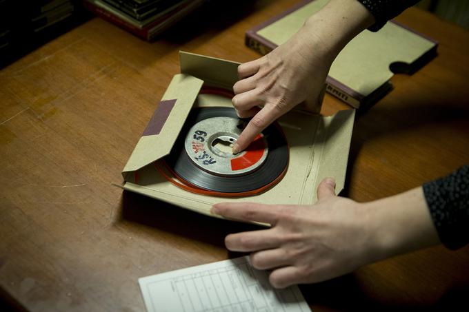 V radijski fonoteki, ki nastaja že 50 let, hranijo več kot 30 tisoč fizičnih nosilcev glasbe, najstarejši med dokumentirani pa segajo v 60. leta. Največ je CD-jev, teh je okoli 20 tisoč, približno deset tisoč je vinilnih plošč, preostalo pa so trakovi in kasete. | Foto: Ana Kovač