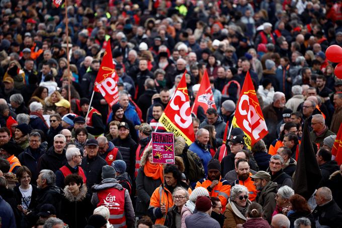 Reforma od prvega dne razburja sindikate, ki so z več stavkami in demonstracijami od 19. januarja na ulice pripeljali na milijone Francozov. Zadnji množični protesti proti pokojninski reformi so v Franciji potekali v torek, naslednji so napovedani za soboto. | Foto: Reuters