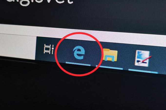 Microsoft bo po skoraj 24 letih z današnjim dnem upokojil modri logotip s črko e, ki ga je od leta 1996 uporabljal kot ikono svojega spletnega brskalnika Internet Explorer, zadnja štiri leta pa je v nekoliko spremenjeni obliki predstavljal še Microsoftov novi brskalnik Edge. | Foto: Matic Tomšič