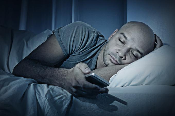 Modra svetloba, ki sveti iz telefonov ali tabličnih računalnikov, lahko krati vaš spanec. | Foto: Thinkstock