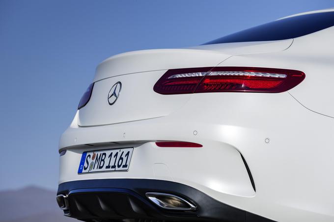Mercedes je prodal 2,08 milijona svojih vozil in po več kot desetletju z vrha premium razreda izrinil BMW. Ta je lani prodal 80 tisoč avtomobilov manj kot Mercedes, tudi sam pa je prodajo povečali za dobrih pet odstotkov. | Foto: Mercedes-Benz