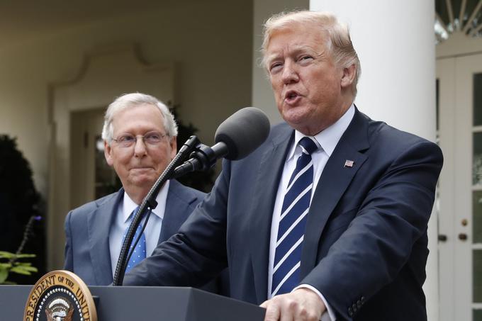 Vodja senatne večine Mitch McConnell (levo) je krivdo za vdor protestnikov v ameriški kongres pripisal izjavam odhajajočega ameriškega predsednika Donalda Trumpa. | Foto: Reuters