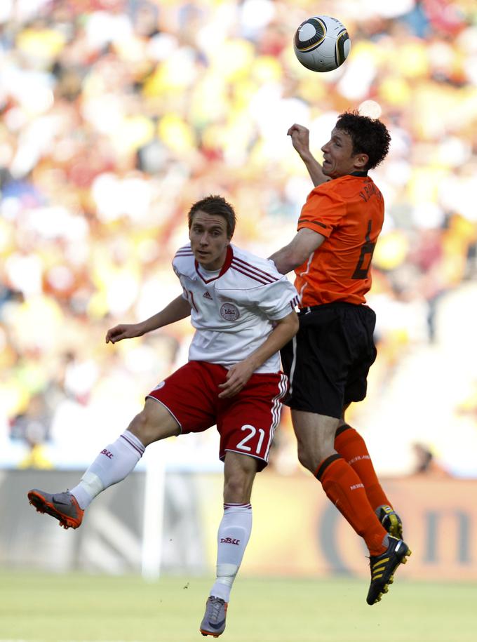 Na SP 2010, tako se je boril na tekmi z Nizozemsko, je bil najmlajši igralec, ki je stopil na igrišče. | Foto: Reuters