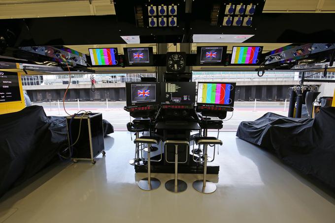 Pogled iz garaže ekipe Renault sport formula 1 team.  | Foto: James Moy (Renault sport formula 1 team)