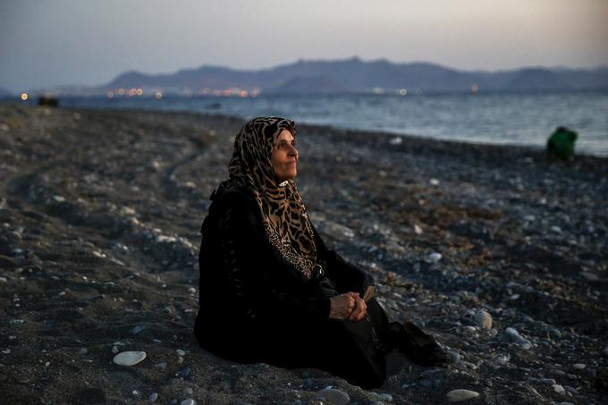 70-letna Amoun, slepa palestinska begunka, ki je živela v sirskem mestu Alep, počiva na plaži, potem  ko je skupaj z drugimi štiridesetimi begunci na čolnu prečkala del Egejskega morja od Turčije do Grčije, 12. avgust 2015. | Foto: Reuters