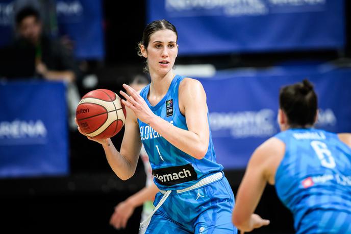 slovenska ženska košarkarska reprezentanca Eva Lisec | Eva Lisec je bila s 26 točkami najboljša strelka Slovenije. | Foto FIBA