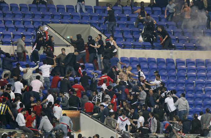 Kdo je zanetil navijaške nerede? Francozi obtožujejo Turke, Turki pa Francoze. | Foto: Reuters